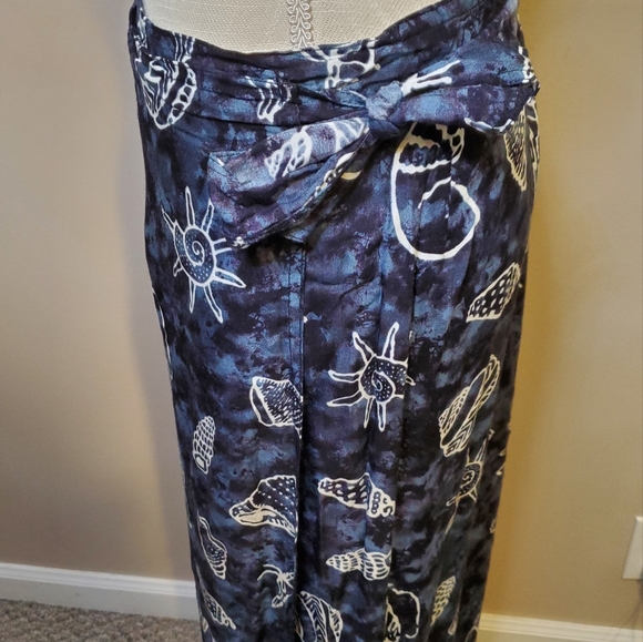 I.K. COLLECTIONS | Women's blue & white shell print swimwear wrap cover. Size L. - Picture 3 of 5